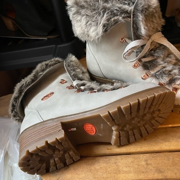 Lugz Women's Adore Fur Lace-Up Boot - Size 10 - EUC/NWOT - Faux Fur - Vegan - Picture 3 of 9